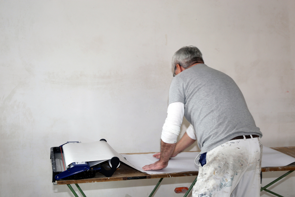 Renovlies aanbrengen in Roosendaal. Ontdek de materialen en beste techniek om te behangen met renovlies behang.